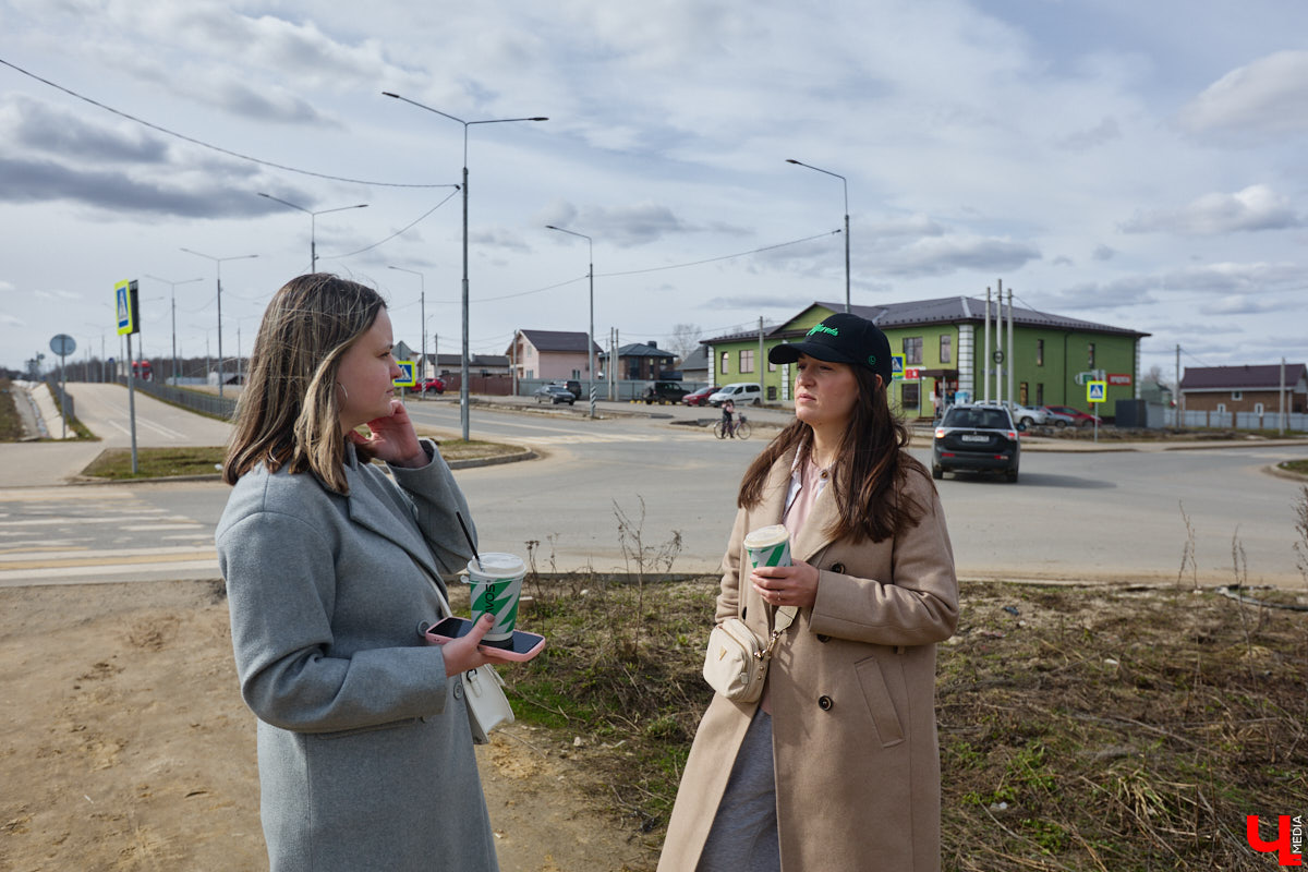 Юрьевец уже давно полноценная городская ячейка. Но мало кто знает, что сердце этого уголка поделено на две части. С одной стороны виден тихий сектор самых первых и уютных многоэтажек, с другой — растущие ввысь «человейники» с многочисленными магазинами. Ирина Коновалова прогулялась с нами по двум «параллельным мирам» микрорайона и рассказала, как изменились родные ей улочки за последние 15 лет.