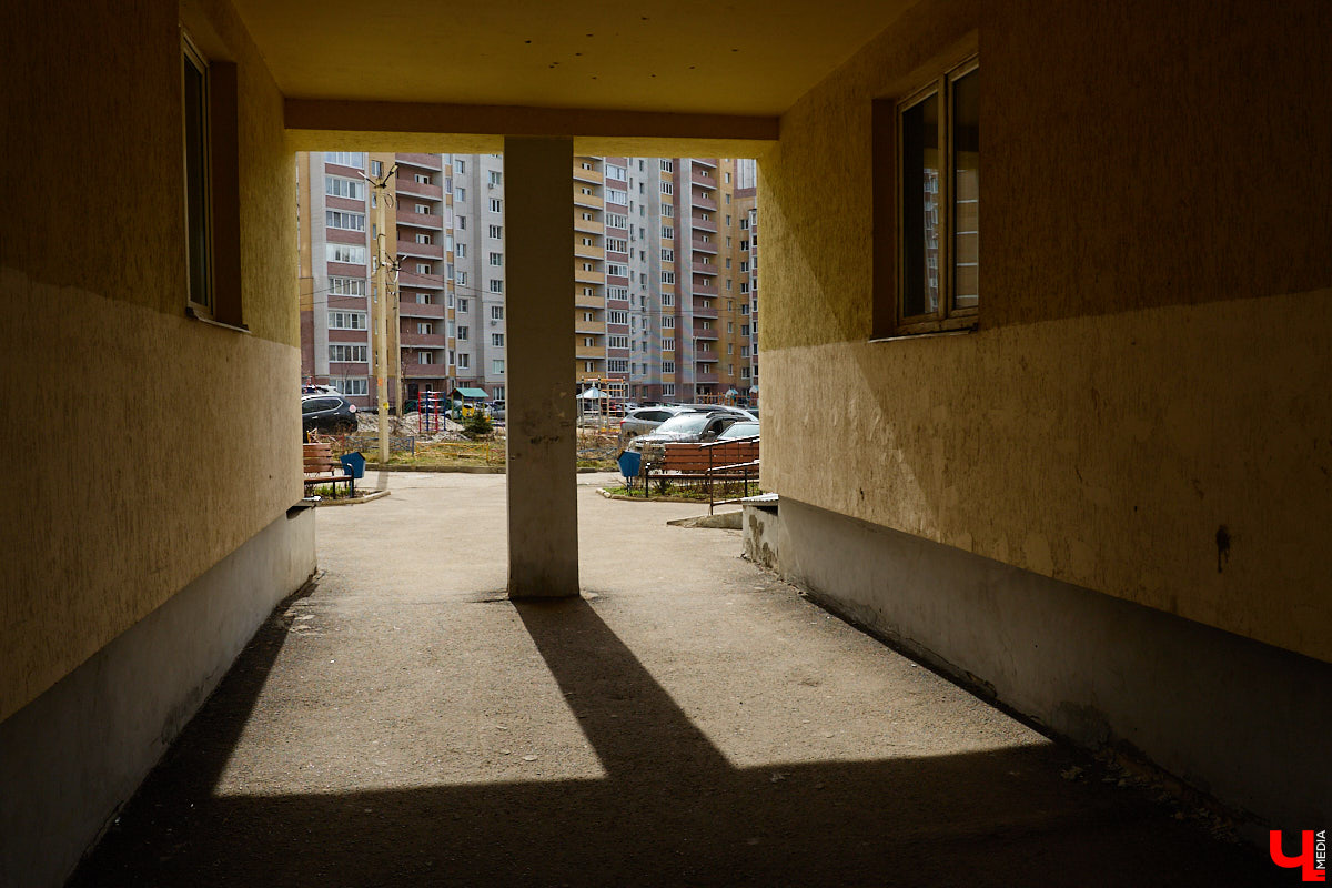 Юрьевец уже давно полноценная городская ячейка. Но мало кто знает, что сердце этого уголка поделено на две части. С одной стороны виден тихий сектор самых первых и уютных многоэтажек, с другой — растущие ввысь «человейники» с многочисленными магазинами. Ирина Коновалова прогулялась с нами по двум «параллельным мирам» микрорайона и рассказала, как изменились родные ей улочки за последние 15 лет.