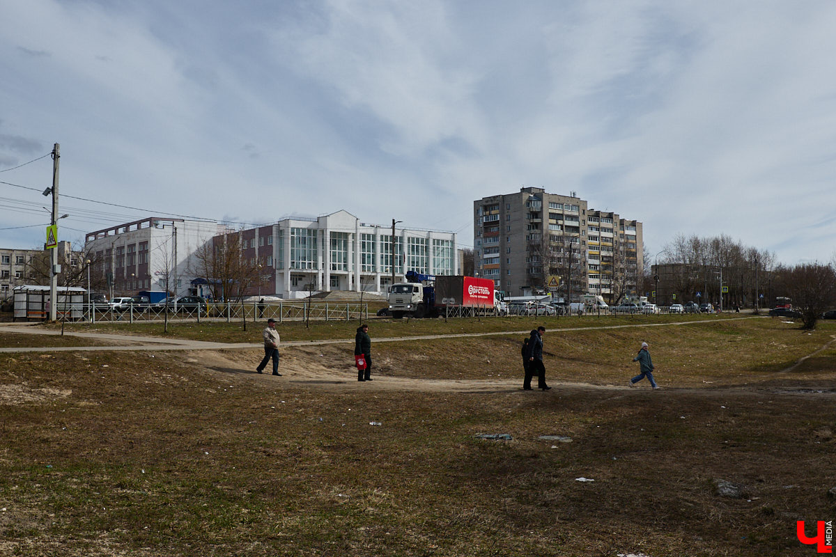 Юрьевец уже давно полноценная городская ячейка. Но мало кто знает, что сердце этого уголка поделено на две части. С одной стороны виден тихий сектор самых первых и уютных многоэтажек, с другой — растущие ввысь «человейники» с многочисленными магазинами. Ирина Коновалова прогулялась с нами по двум «параллельным мирам» микрорайона и рассказала, как изменились родные ей улочки за последние 15 лет.