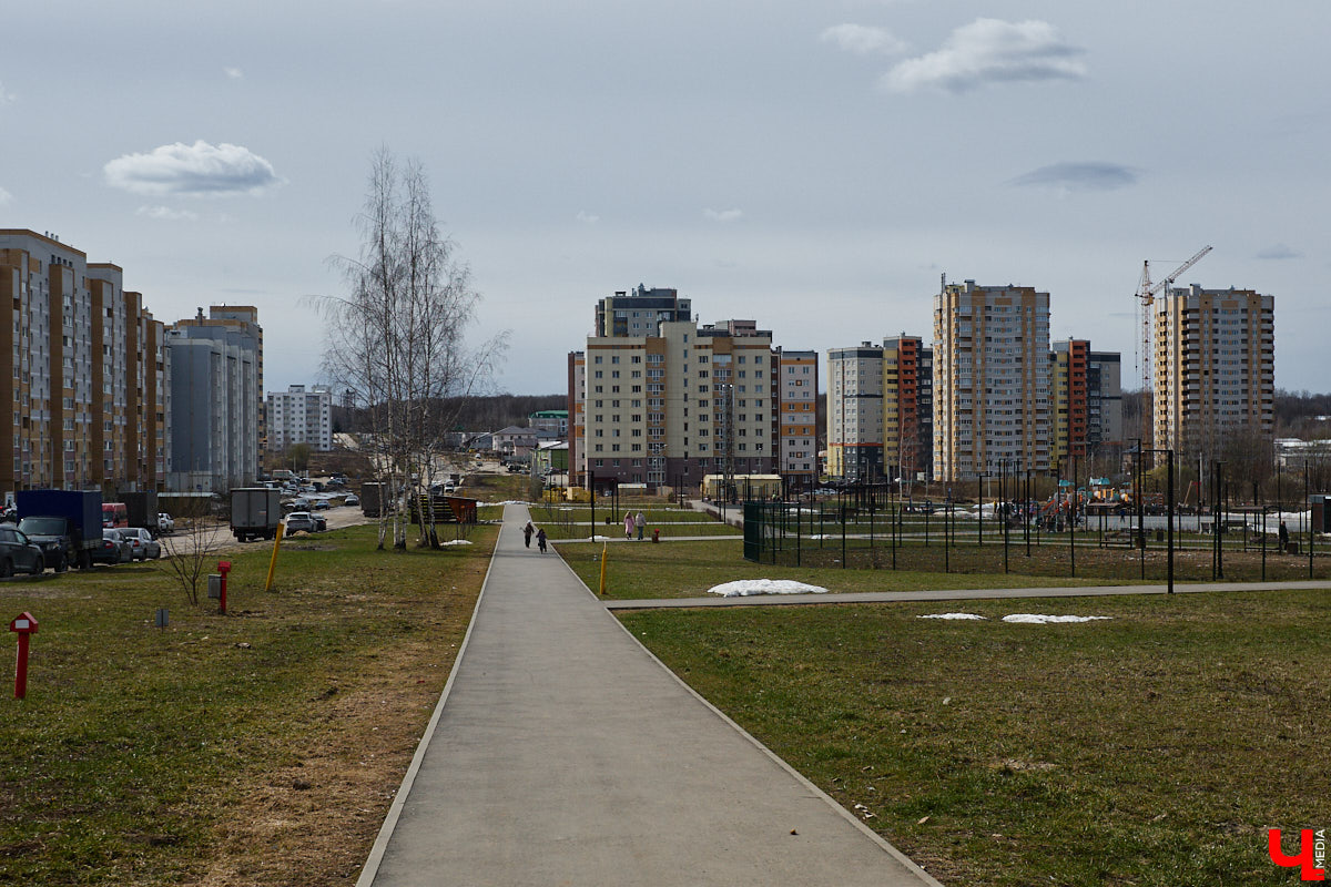 Юрьевец уже давно полноценная городская ячейка. Но мало кто знает, что сердце этого уголка поделено на две части. С одной стороны виден тихий сектор самых первых и уютных многоэтажек, с другой — растущие ввысь «человейники» с многочисленными магазинами. Ирина Коновалова прогулялась с нами по двум «параллельным мирам» микрорайона и рассказала, как изменились родные ей улочки за последние 15 лет.