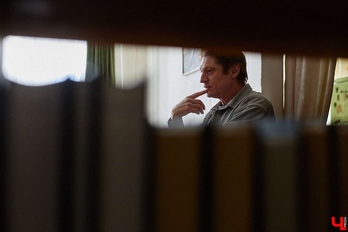 В обычной суздальской квартире живет график Александр Ерашов. Скромная обстановка никак не соответствует масштабам таланта мастера. На его счету несколько монументальных серий, которые «Ключ-Медиа» поспешил осветить. Тем более появился повод: вклад творца в развитие искусства оценила Российская академия художеств.