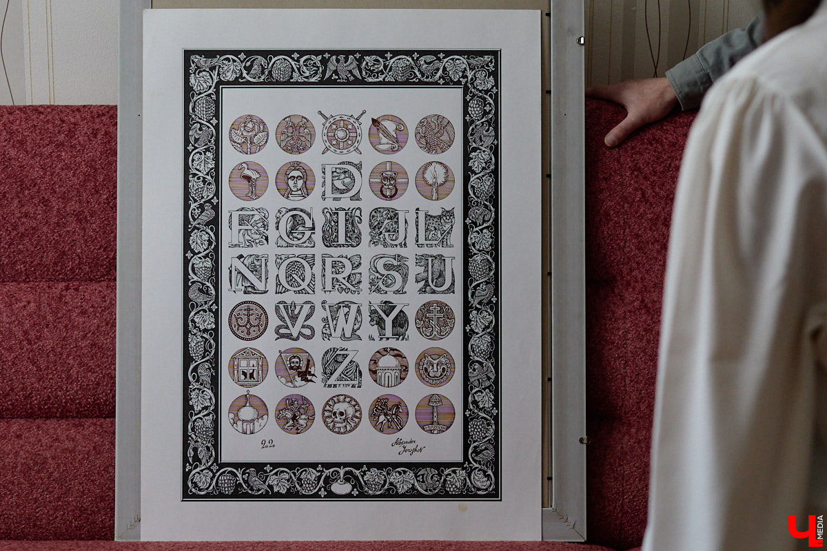 В обычной суздальской квартире живет график Александр Ерашов. Скромная обстановка никак не соответствует масштабам таланта мастера. На его счету несколько монументальных серий, которые «Ключ-Медиа» поспешил осветить. Тем более появился повод: вклад творца в развитие искусства оценила Российская академия художеств.