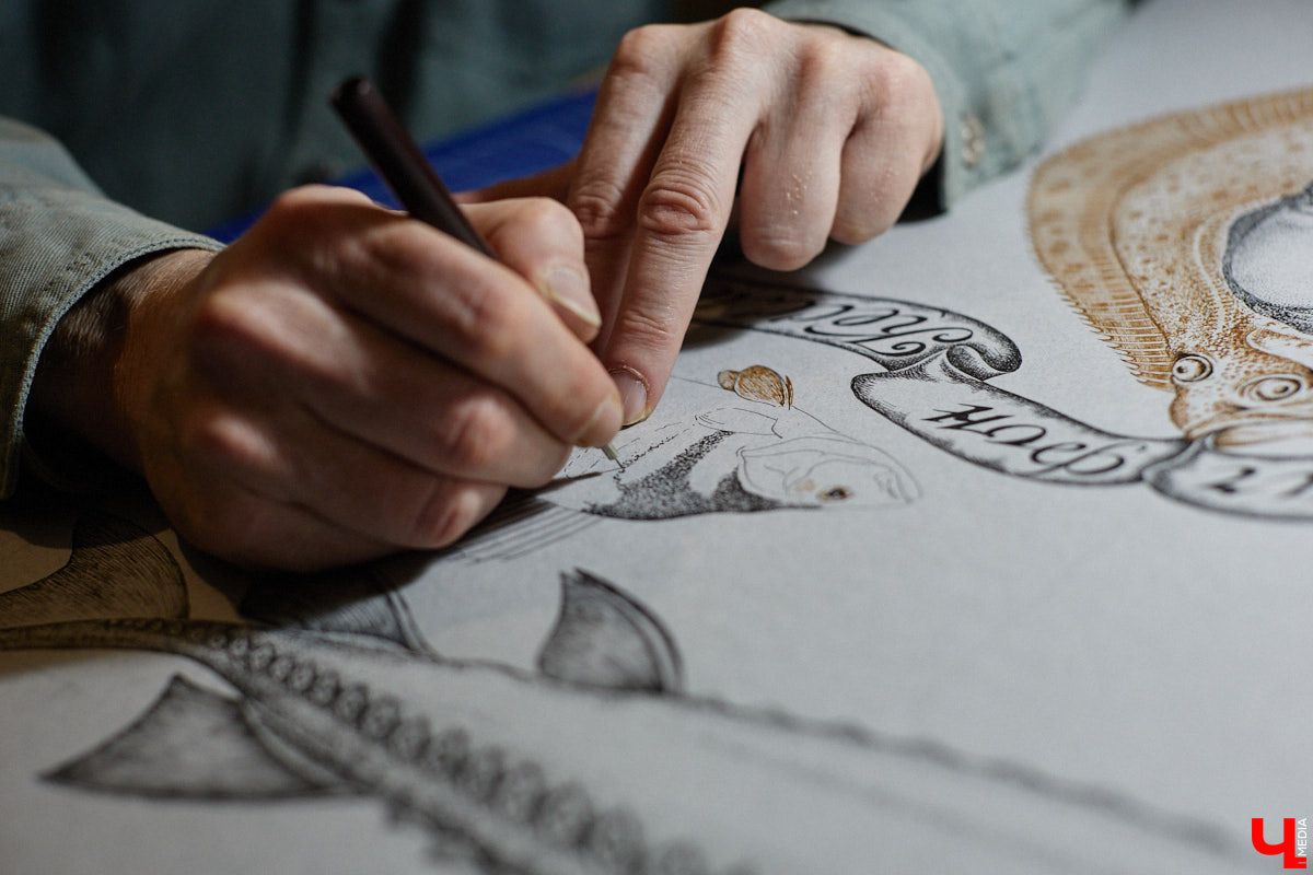 В обычной суздальской квартире живет график Александр Ерашов. Скромная обстановка никак не соответствует масштабам таланта мастера. На его счету несколько монументальных серий, которые «Ключ-Медиа» поспешил осветить. Тем более появился повод: вклад творца в развитие искусства оценила Российская академия художеств.