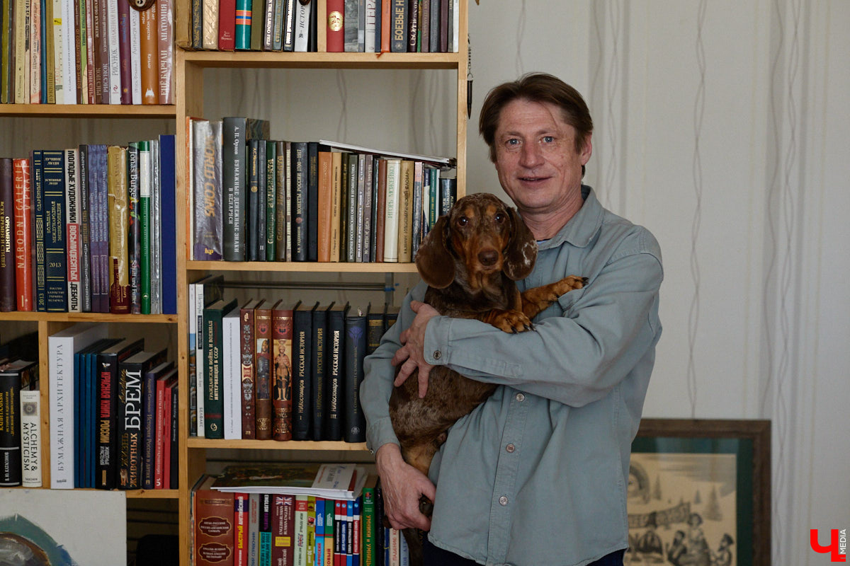 В обычной суздальской квартире живет график Александр Ерашов. Скромная обстановка никак не соответствует масштабам таланта мастера. На его счету несколько монументальных серий, которые «Ключ-Медиа» поспешил осветить. Тем более появился повод: вклад творца в развитие искусства оценила Российская академия художеств.