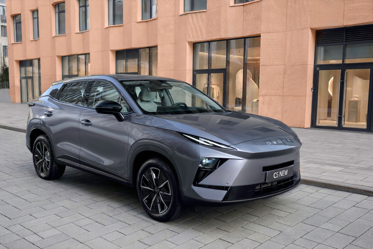Рынок компактных кроссоверов сегодня находится в стадии высокой конкуренции: производители регулярно обновляют модели, усиливая акцент на технологиях, комфорте и дизайне. На этом фоне новый Omoda C5 выходит с прагматичным подходом — не просто привлечь внимание внешностью, а предложить сбалансированный автомобиль для повседневной эксплуатации.