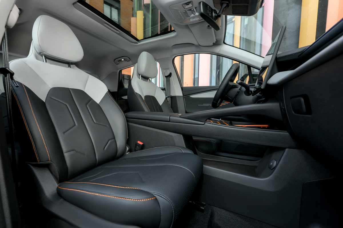 Рынок компактных кроссоверов сегодня находится в стадии высокой конкуренции: производители регулярно обновляют модели, усиливая акцент на технологиях, комфорте и дизайне. На этом фоне новый Omoda C5 выходит с прагматичным подходом — не просто привлечь внимание внешностью, а предложить сбалансированный автомобиль для повседневной эксплуатации.