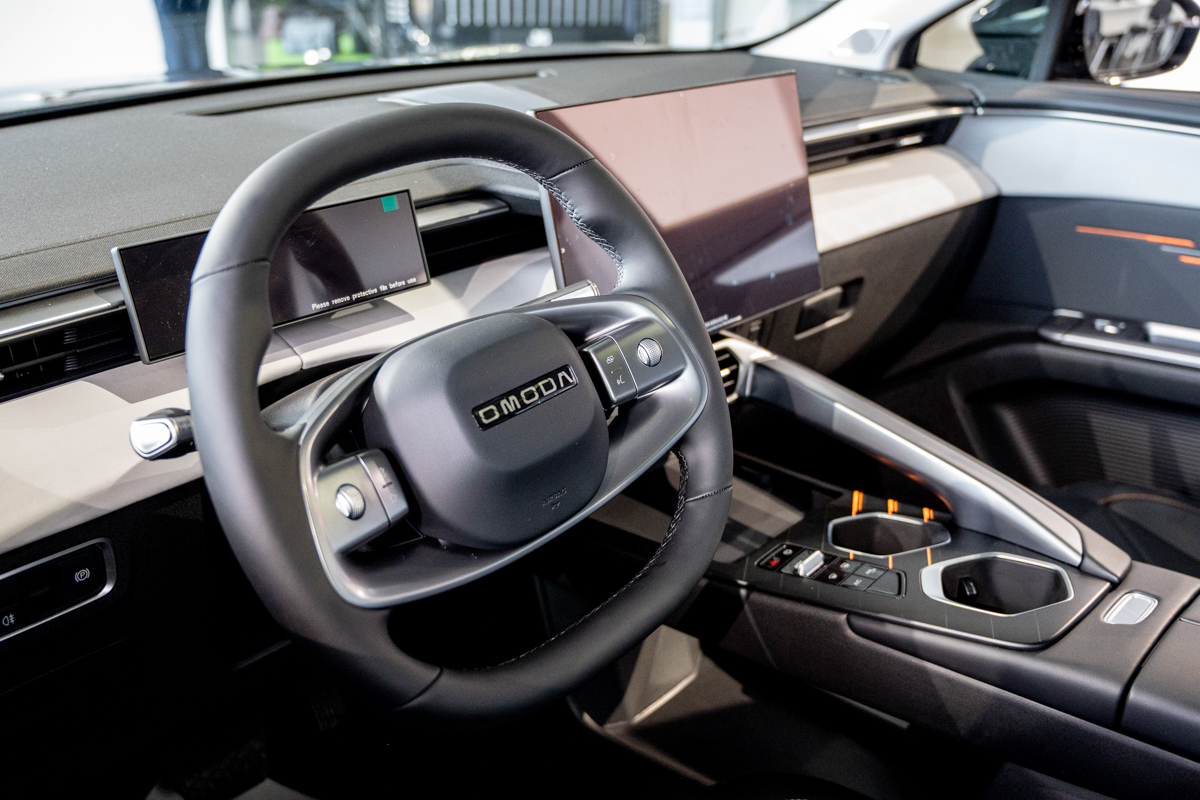 Рынок компактных кроссоверов сегодня находится в стадии высокой конкуренции: производители регулярно обновляют модели, усиливая акцент на технологиях, комфорте и дизайне. На этом фоне новый Omoda C5 выходит с прагматичным подходом — не просто привлечь внимание внешностью, а предложить сбалансированный автомобиль для повседневной эксплуатации.