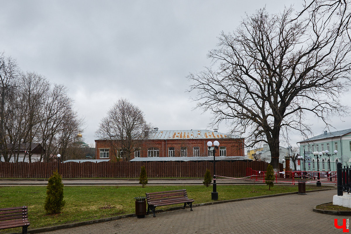 «Златая цепь» на дубе том всё же не выдержала. Ветви известного векового дерева на Георгиевской стали угрозой для пешеходов и воспитанников детского сада по соседству. В итоге на одной из главных туристических точек поставили ограждение. «Ключ-Медиа» узнал, что произошло с памятником природы, скованным, казалось бы, долговечной металлической стяжкой, и какая судьба его ждет.