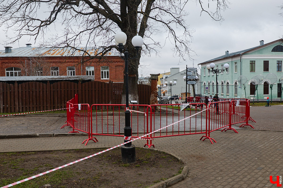 «Златая цепь» на дубе том всё же не выдержала. Ветви известного векового дерева на Георгиевской стали угрозой для пешеходов и воспитанников детского сада по соседству. В итоге на одной из главных туристических точек поставили ограждение. «Ключ-Медиа» узнал, что произошло с памятником природы, скованным, казалось бы, долговечной металлической стяжкой, и какая судьба его ждет.