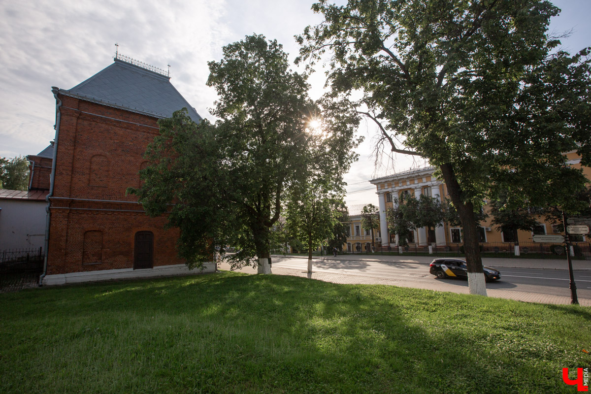 «Златая цепь» на дубе том всё же не выдержала. Ветви известного векового дерева на Георгиевской стали угрозой для пешеходов и воспитанников детского сада по соседству. В итоге на одной из главных туристических точек поставили ограждение. «Ключ-Медиа» узнал, что произошло с памятником природы, скованным, казалось бы, долговечной металлической стяжкой, и какая судьба его ждет.