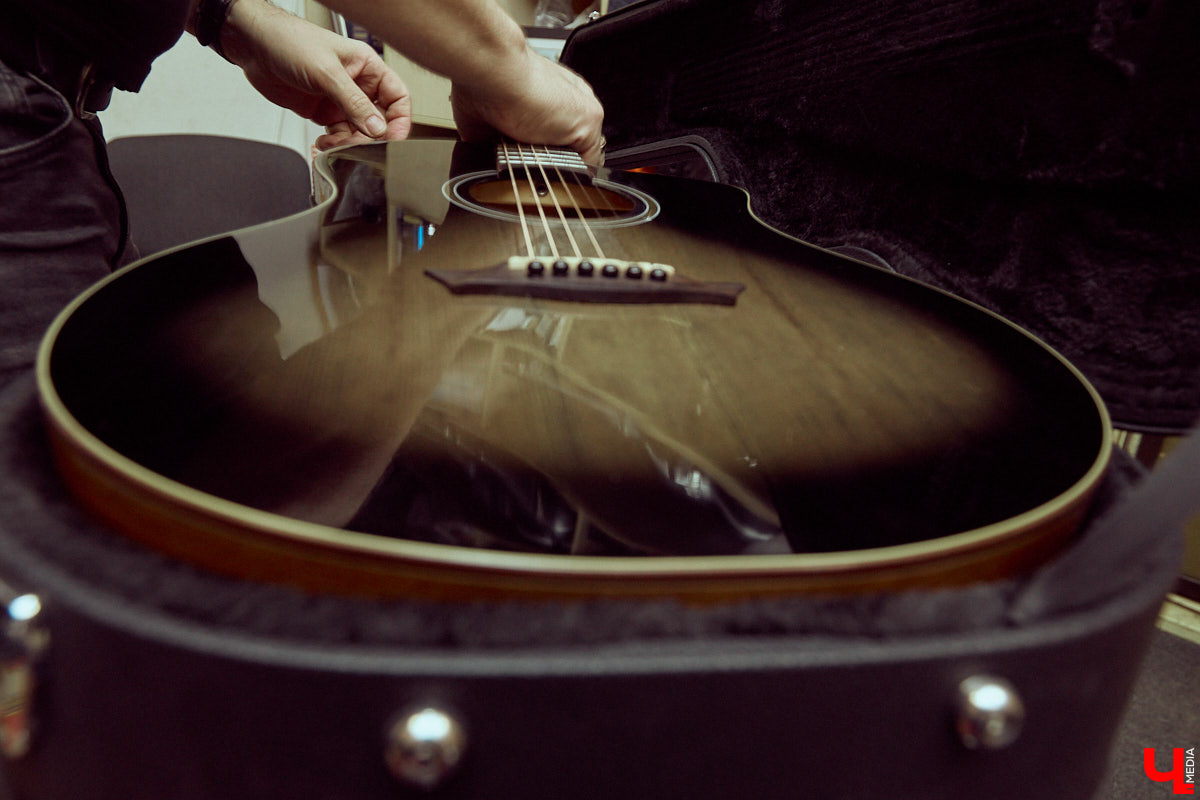 Гитаристы редко говорят о своих инструментах откровенно. Но Алексей Барышев спокойно расставляет акценты: никакой коллекции, только рабочий арсенал. В преддверии юбилейного концерта «Рекорд Оркестра» мы поговорили с ним о том, как рождается звук, почему идеал всегда в голове, зачем одному музыканту столько гитар и можно ли вообще «договориться» с инструментом?