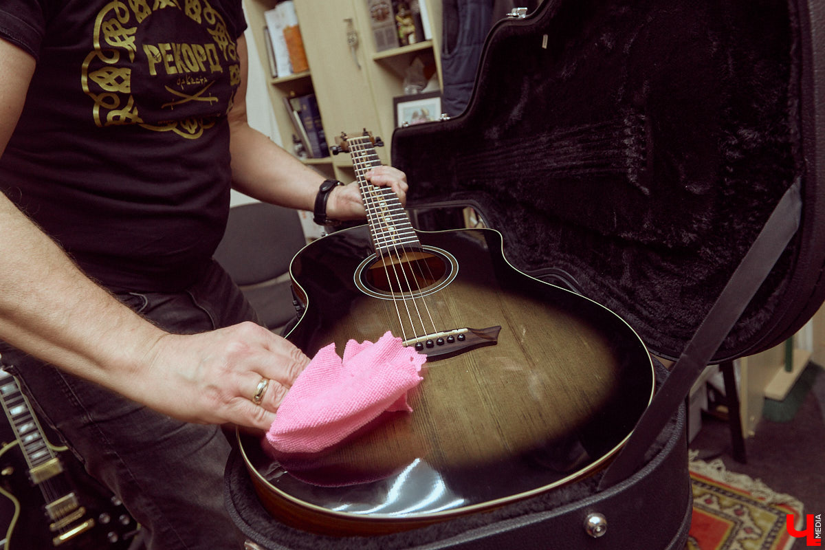 Гитаристы редко говорят о своих инструментах откровенно. Но Алексей Барышев спокойно расставляет акценты: никакой коллекции, только рабочий арсенал. В преддверии юбилейного концерта «Рекорд Оркестра» мы поговорили с ним о том, как рождается звук, почему идеал всегда в голове, зачем одному музыканту столько гитар и можно ли вообще «договориться» с инструментом?