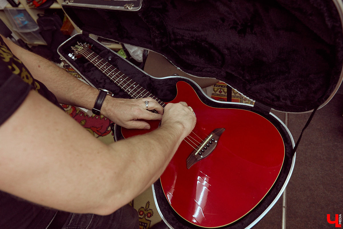 Гитаристы редко говорят о своих инструментах откровенно. Но Алексей Барышев спокойно расставляет акценты: никакой коллекции, только рабочий арсенал. В преддверии юбилейного концерта «Рекорд Оркестра» мы поговорили с ним о том, как рождается звук, почему идеал всегда в голове, зачем одному музыканту столько гитар и можно ли вообще «договориться» с инструментом?