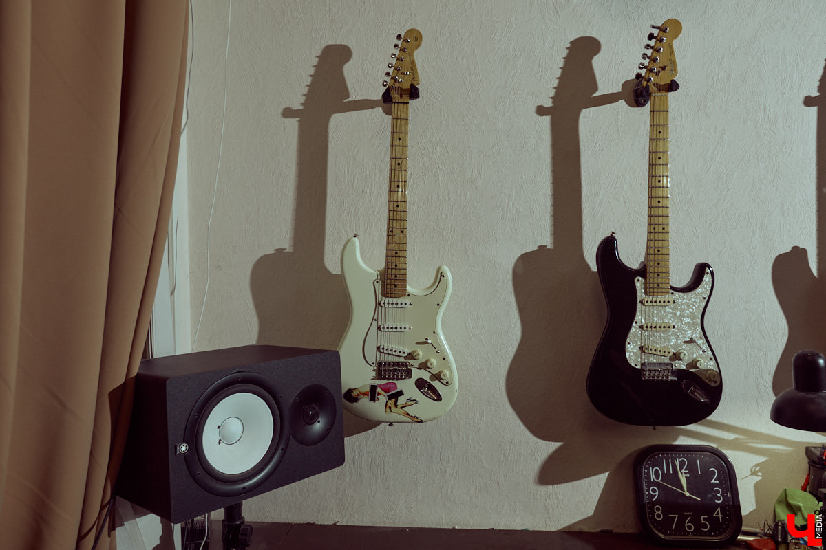 Гитаристы редко говорят о своих инструментах откровенно. Но Алексей Барышев спокойно расставляет акценты: никакой коллекции, только рабочий арсенал. В преддверии юбилейного концерта «Рекорд Оркестра» мы поговорили с ним о том, как рождается звук, почему идеал всегда в голове, зачем одному музыканту столько гитар и можно ли вообще «договориться» с инструментом?