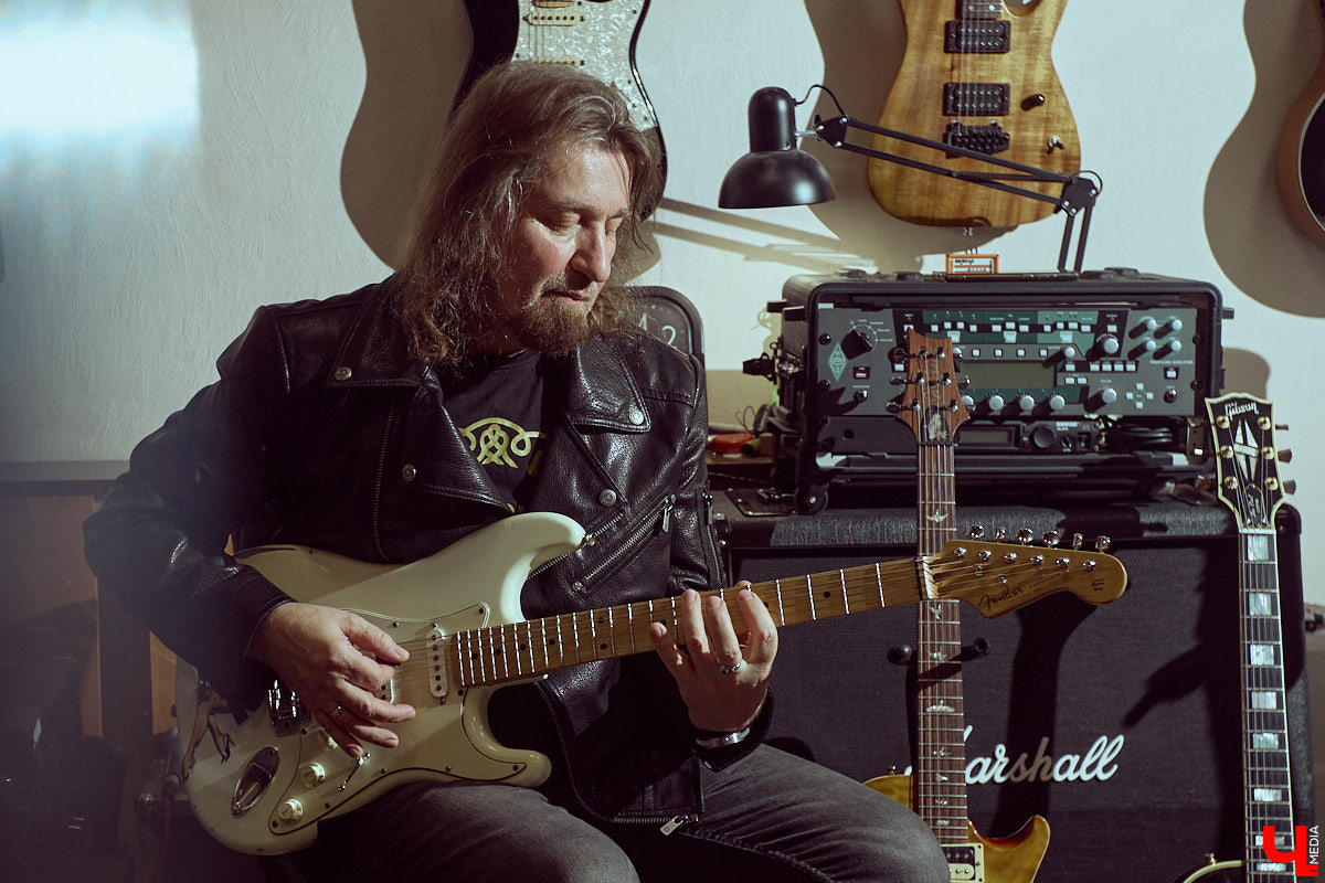 Гитаристы редко говорят о своих инструментах откровенно. Но Алексей Барышев спокойно расставляет акценты: никакой коллекции, только рабочий арсенал. В преддверии юбилейного концерта «Рекорд Оркестра» мы поговорили с ним о том, как рождается звук, почему идеал всегда в голове, зачем одному музыканту столько гитар и можно ли вообще «договориться» с инструментом?