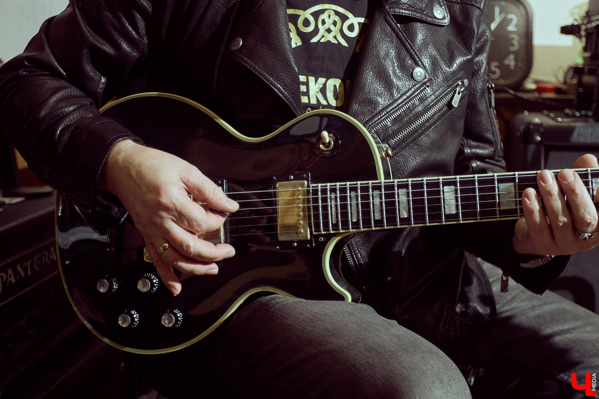 Гитаристы редко говорят о своих инструментах откровенно. Но Алексей Барышев спокойно расставляет акценты: никакой коллекции, только рабочий арсенал. В преддверии юбилейного концерта «Рекорд Оркестра» мы поговорили с ним о том, как рождается звук, почему идеал всегда в голове, зачем одному музыканту столько гитар и можно ли вообще «договориться» с инструментом?