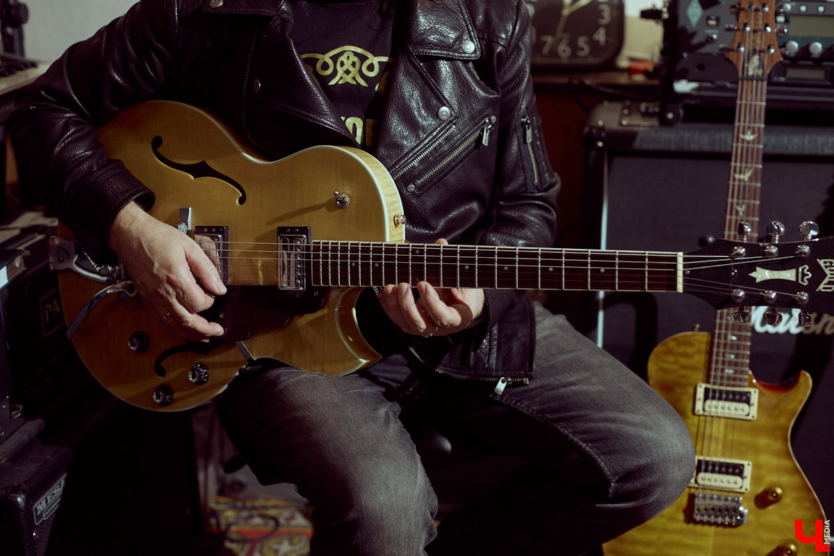 Гитаристы редко говорят о своих инструментах откровенно. Но Алексей Барышев спокойно расставляет акценты: никакой коллекции, только рабочий арсенал. В преддверии юбилейного концерта «Рекорд Оркестра» мы поговорили с ним о том, как рождается звук, почему идеал всегда в голове, зачем одному музыканту столько гитар и можно ли вообще «договориться» с инструментом?