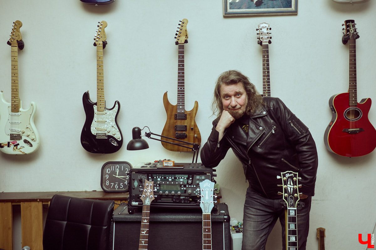 Гитаристы редко говорят о своих инструментах откровенно. Но Алексей Барышев спокойно расставляет акценты: никакой коллекции, только рабочий арсенал. В преддверии юбилейного концерта «Рекорд Оркестра» мы поговорили с ним о том, как рождается звук, почему идеал всегда в голове, зачем одному музыканту столько гитар и можно ли вообще «договориться» с инструментом?