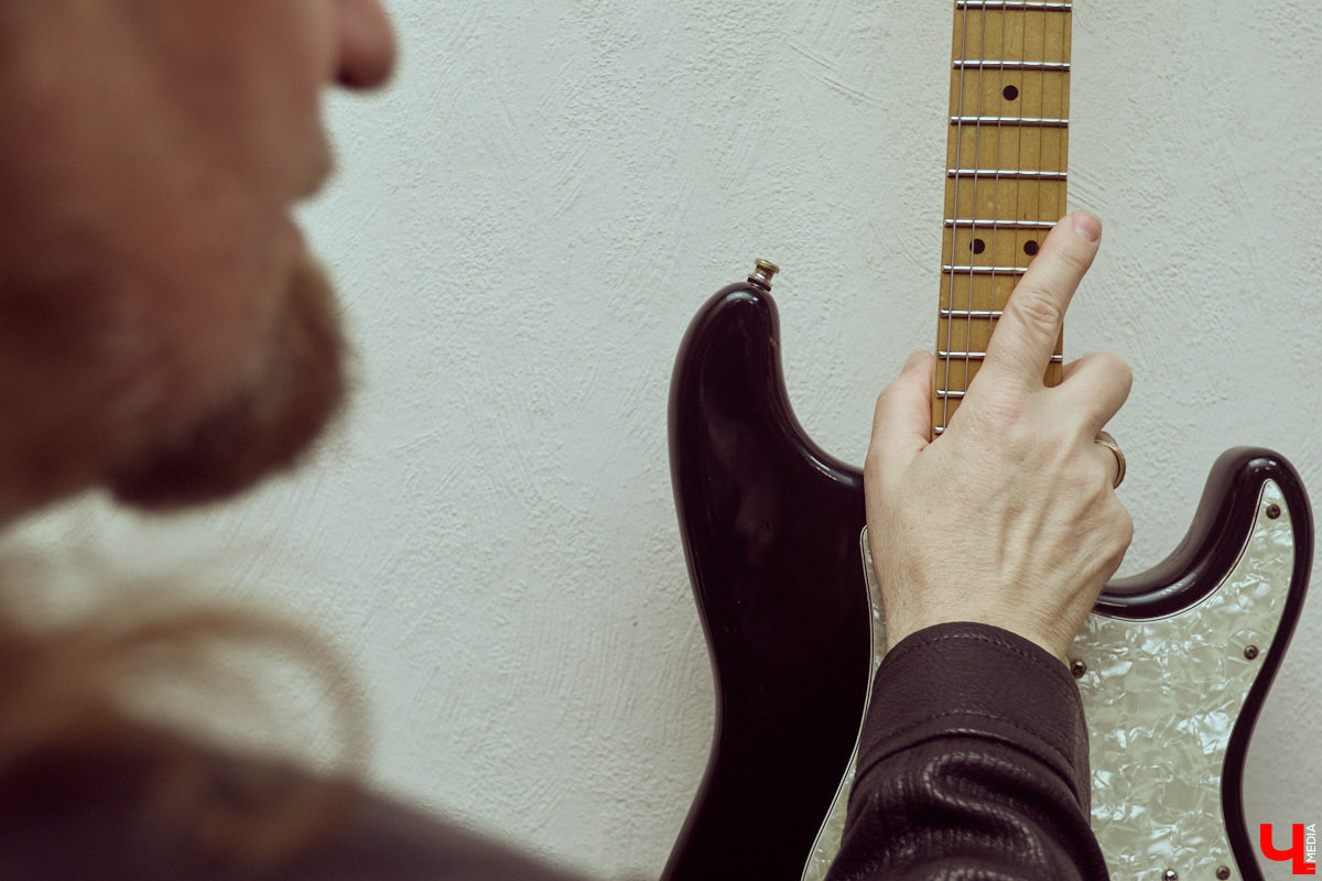 Гитаристы редко говорят о своих инструментах откровенно. Но Алексей Барышев спокойно расставляет акценты: никакой коллекции, только рабочий арсенал. В преддверии юбилейного концерта «Рекорд Оркестра» мы поговорили с ним о том, как рождается звук, почему идеал всегда в голове, зачем одному музыканту столько гитар и можно ли вообще «договориться» с инструментом?