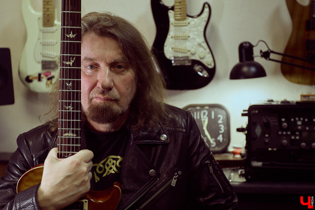 Гитаристы редко говорят о своих инструментах откровенно. Но Алексей Барышев спокойно расставляет акценты: никакой коллекции, только рабочий арсенал. В преддверии юбилейного концерта «Рекорд Оркестра» мы поговорили с ним о том, как рождается звук, почему идеал всегда в голове, зачем одному музыканту столько гитар и можно ли вообще «договориться» с инструментом?