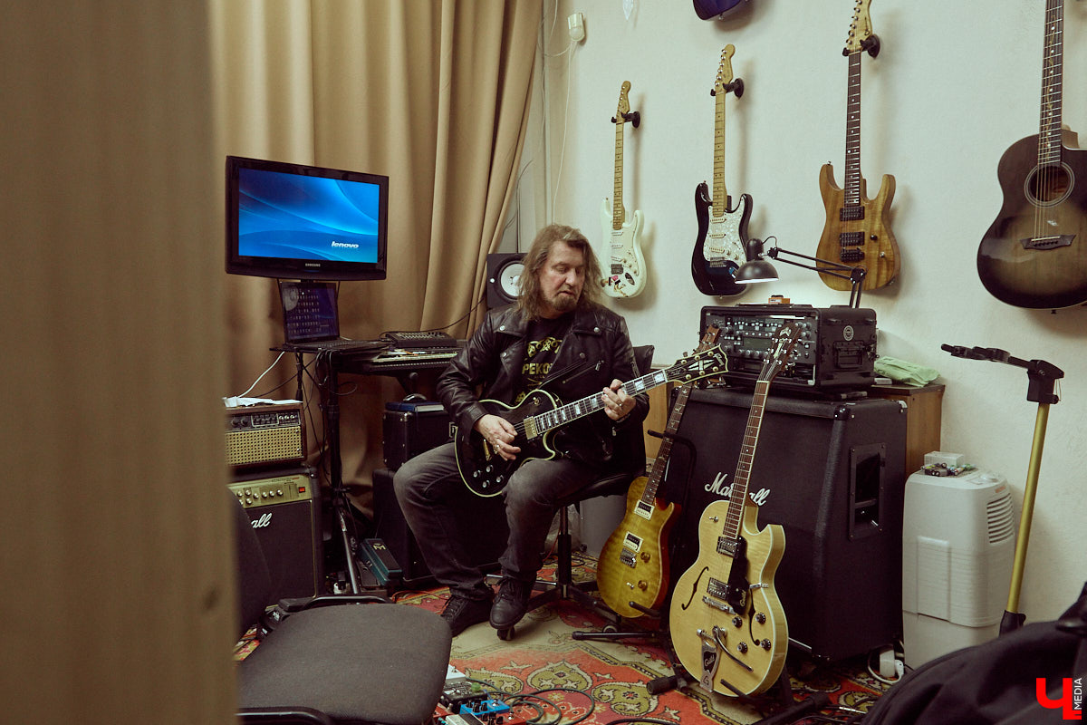 Гитаристы редко говорят о своих инструментах откровенно. Но Алексей Барышев спокойно расставляет акценты: никакой коллекции, только рабочий арсенал. В преддверии юбилейного концерта «Рекорд Оркестра» мы поговорили с ним о том, как рождается звук, почему идеал всегда в голове, зачем одному музыканту столько гитар и можно ли вообще «договориться» с инструментом?