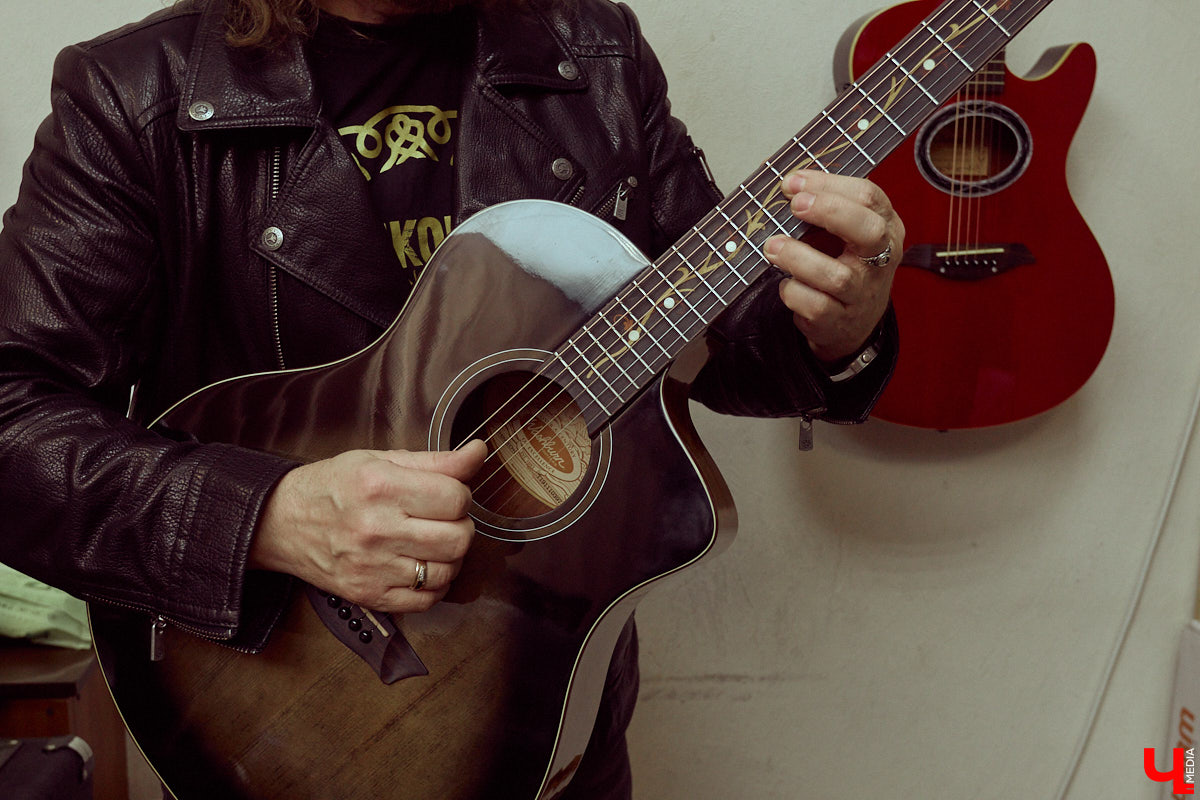 Гитаристы редко говорят о своих инструментах откровенно. Но Алексей Барышев спокойно расставляет акценты: никакой коллекции, только рабочий арсенал. В преддверии юбилейного концерта «Рекорд Оркестра» мы поговорили с ним о том, как рождается звук, почему идеал всегда в голове, зачем одному музыканту столько гитар и можно ли вообще «договориться» с инструментом?