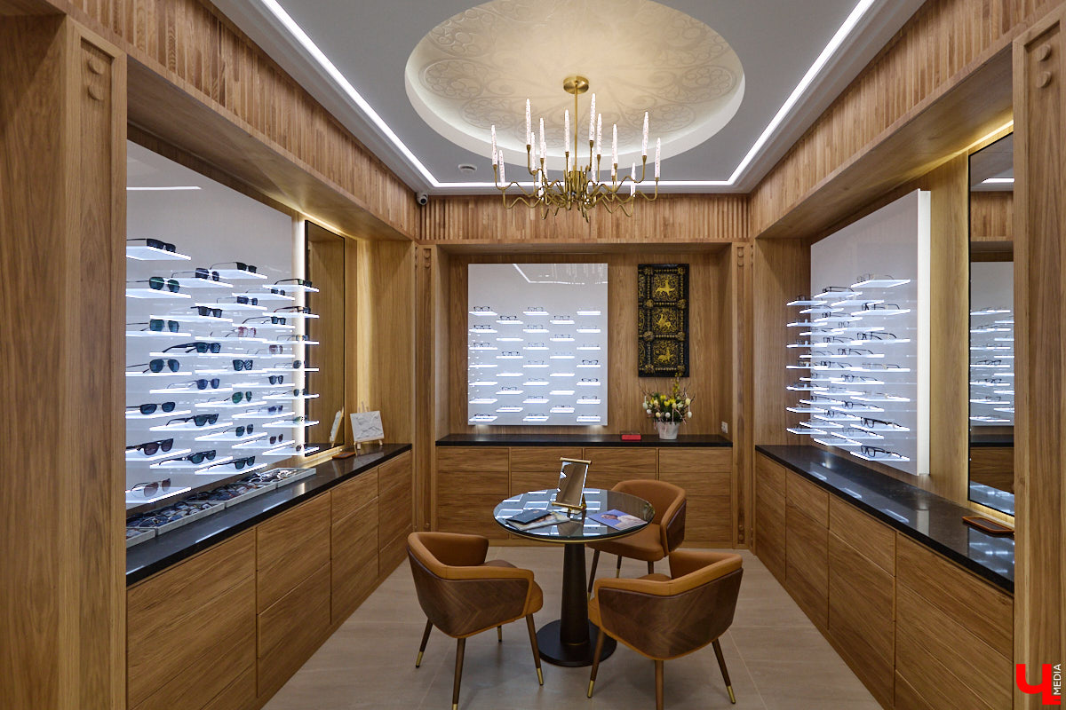 Обновленный флагманский филиал известной сети оптических центров и глазных клиник «Оптикстайл» на Студеной Горе, 34 открыл свои двери. Проект реновации заслуживает внимания не только потому, что удалось расширить количество медицинских услуг, увеличить ассортимент оправ и качественных солнцезащитных очков, но и из-за самой дизайн-концепции центра. На минувшей неделе его клиенты, пациенты, друзья и партнеры пришли, чтобы воочию увидеть перемены.