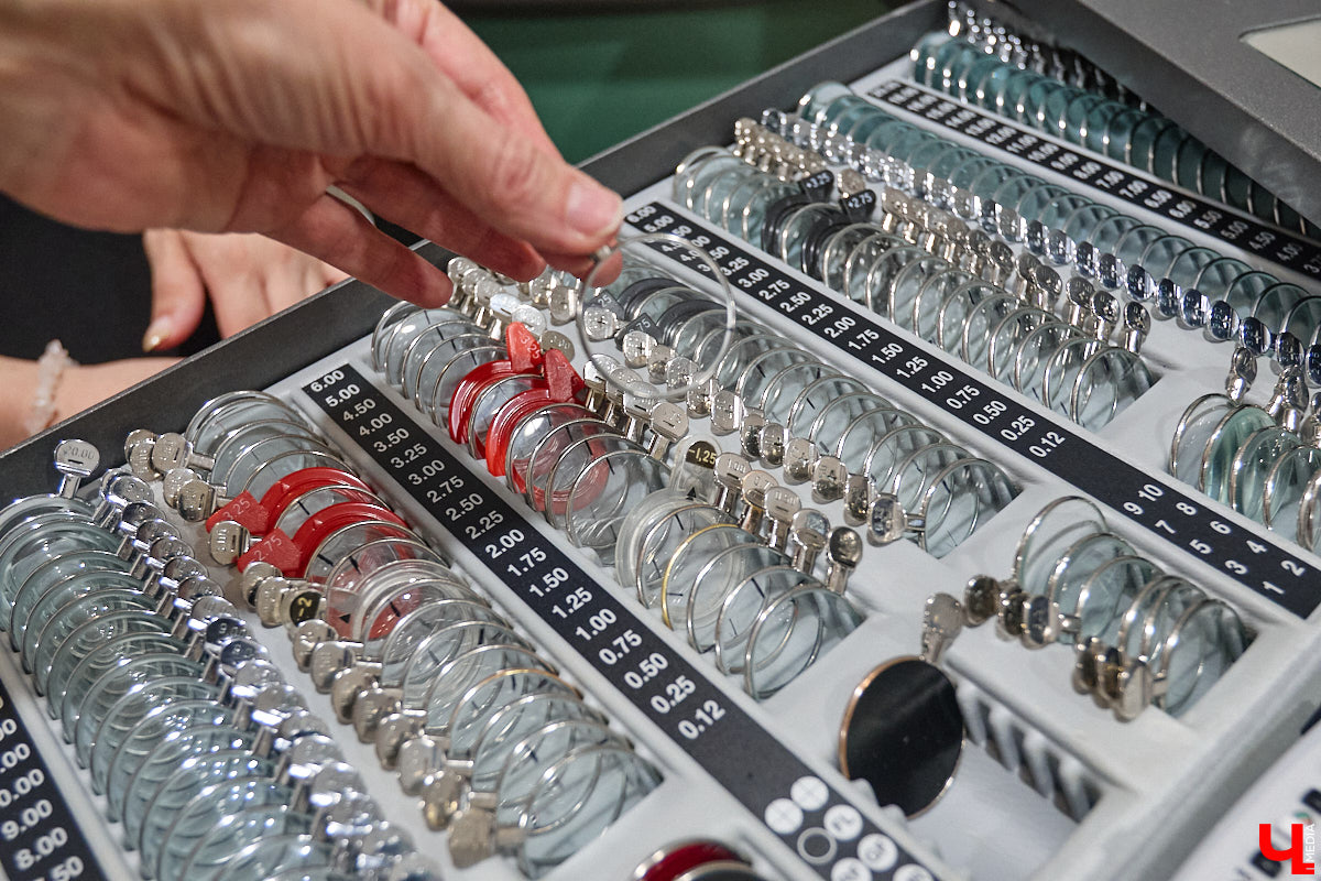 Обновленный флагманский филиал известной сети оптических центров и глазных клиник «Оптикстайл» на Студеной Горе, 34 открыл свои двери. Проект реновации заслуживает внимания не только потому, что удалось расширить количество медицинских услуг, увеличить ассортимент оправ и качественных солнцезащитных очков, но и из-за самой дизайн-концепции центра. На минувшей неделе его клиенты, пациенты, друзья и партнеры пришли, чтобы воочию увидеть перемены.