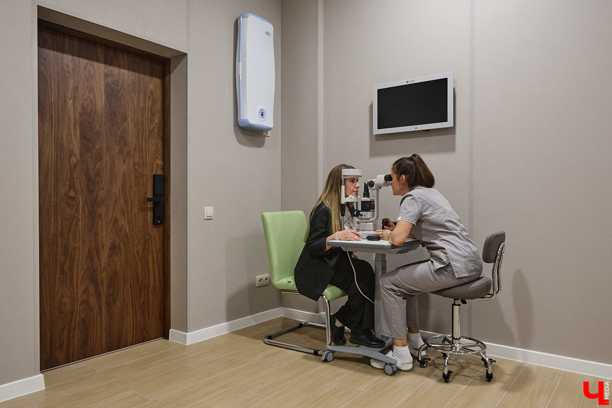 Обновленный флагманский филиал известной сети оптических центров и глазных клиник «Оптикстайл» на Студеной Горе, 34 открыл свои двери. Проект реновации заслуживает внимания не только потому, что удалось расширить количество медицинских услуг, увеличить ассортимент оправ и качественных солнцезащитных очков, но и из-за самой дизайн-концепции центра. На минувшей неделе его клиенты, пациенты, друзья и партнеры пришли, чтобы воочию увидеть перемены.