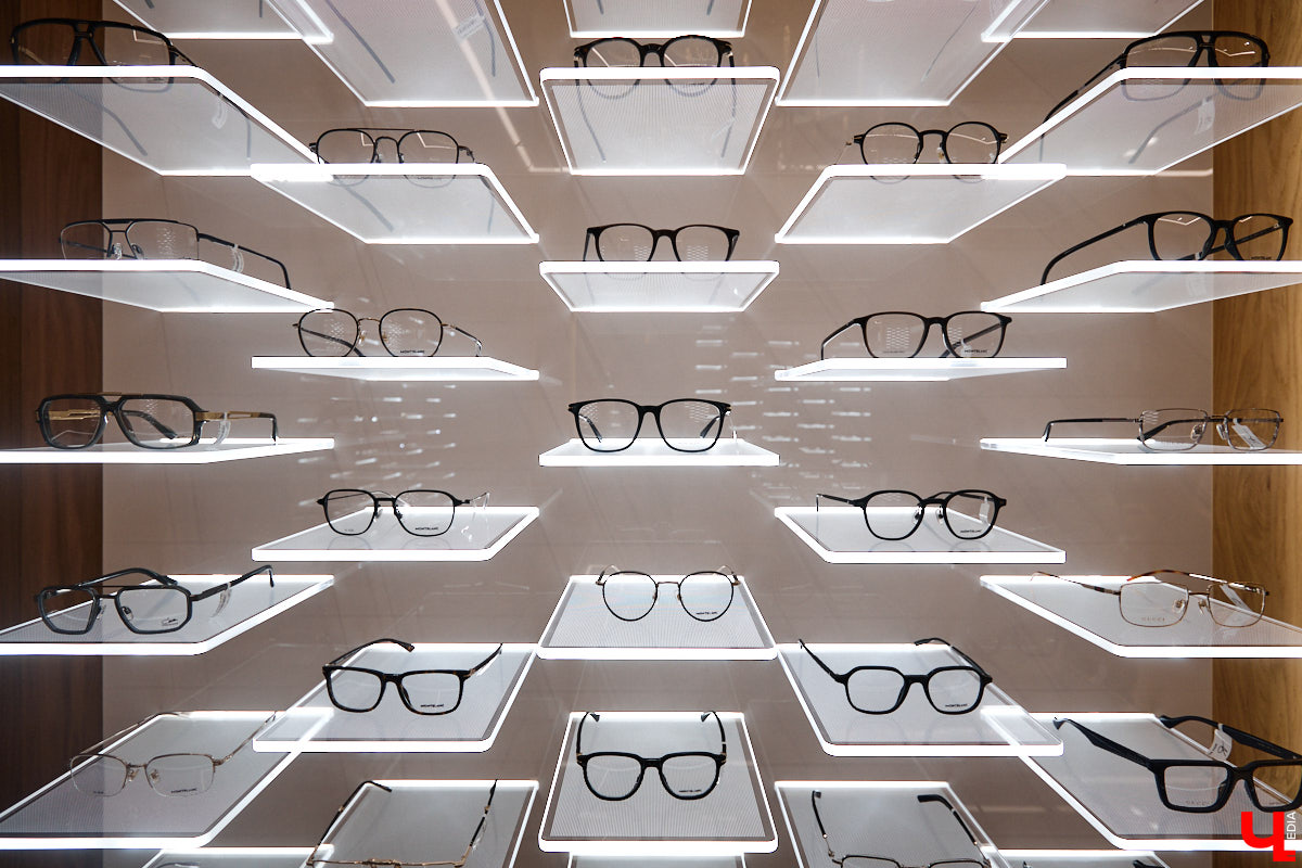 Обновленный флагманский филиал известной сети оптических центров и глазных клиник «Оптикстайл» на Студеной Горе, 34 открыл свои двери. Проект реновации заслуживает внимания не только потому, что удалось расширить количество медицинских услуг, увеличить ассортимент оправ и качественных солнцезащитных очков, но и из-за самой дизайн-концепции центра. На минувшей неделе его клиенты, пациенты, друзья и партнеры пришли, чтобы воочию увидеть перемены.