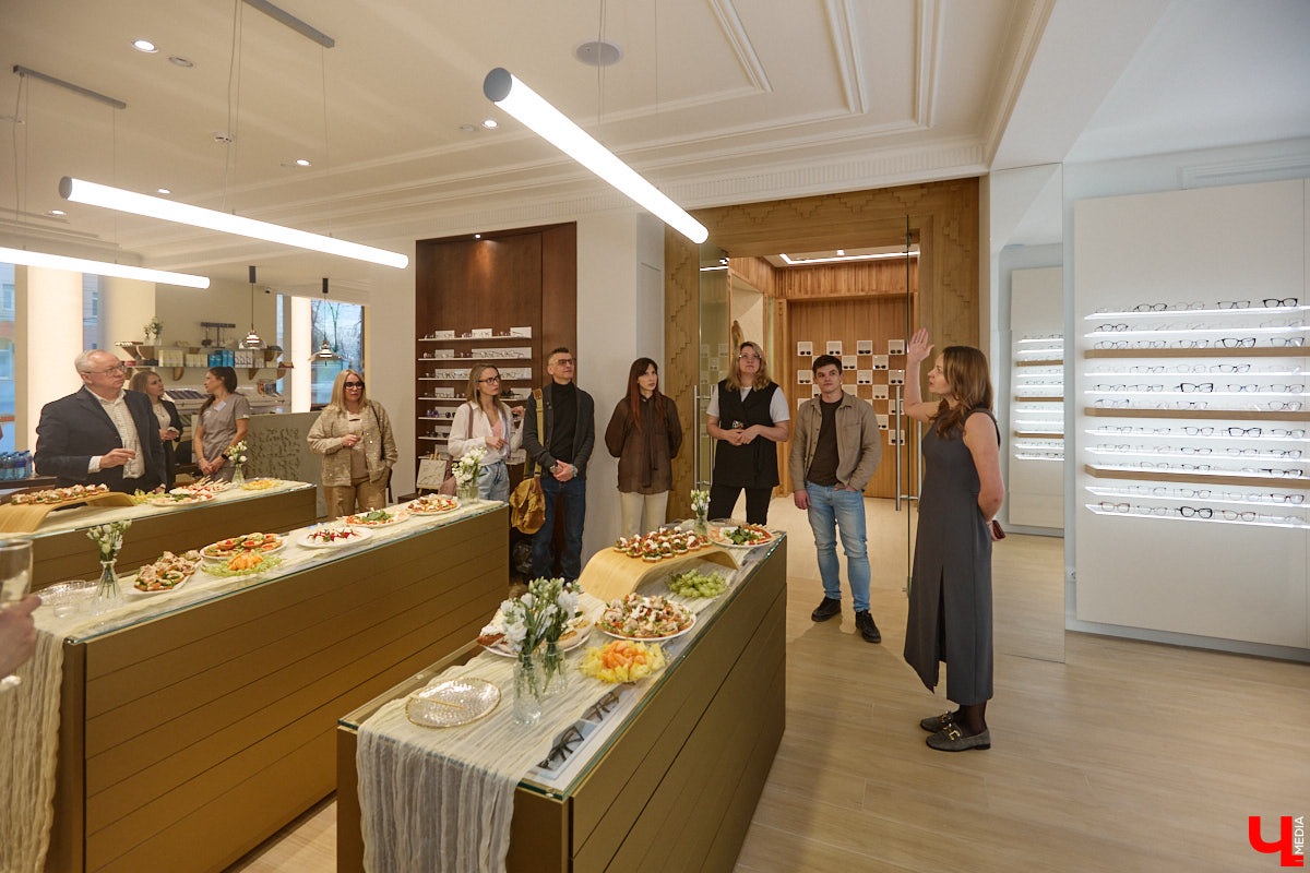 Обновленный флагманский филиал известной сети оптических центров и глазных клиник «Оптикстайл» на Студеной Горе, 34 открыл свои двери. Проект реновации заслуживает внимания не только потому, что удалось расширить количество медицинских услуг, увеличить ассортимент оправ и качественных солнцезащитных очков, но и из-за самой дизайн-концепции центра. На минувшей неделе его клиенты, пациенты, друзья и партнеры пришли, чтобы воочию увидеть перемены.