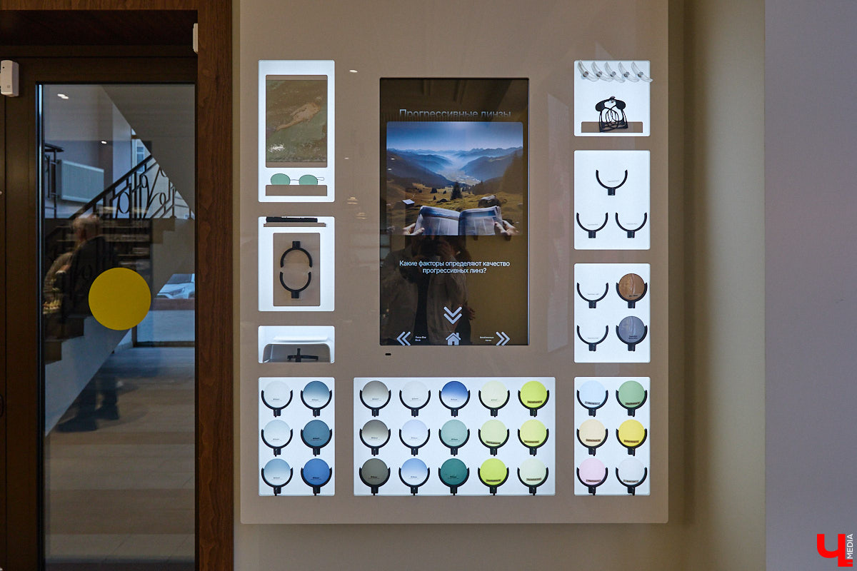 Обновленный флагманский филиал известной сети оптических центров и глазных клиник «Оптикстайл» на Студеной Горе, 34 открыл свои двери. Проект реновации заслуживает внимания не только потому, что удалось расширить количество медицинских услуг, увеличить ассортимент оправ и качественных солнцезащитных очков, но и из-за самой дизайн-концепции центра. На минувшей неделе его клиенты, пациенты, друзья и партнеры пришли, чтобы воочию увидеть перемены.