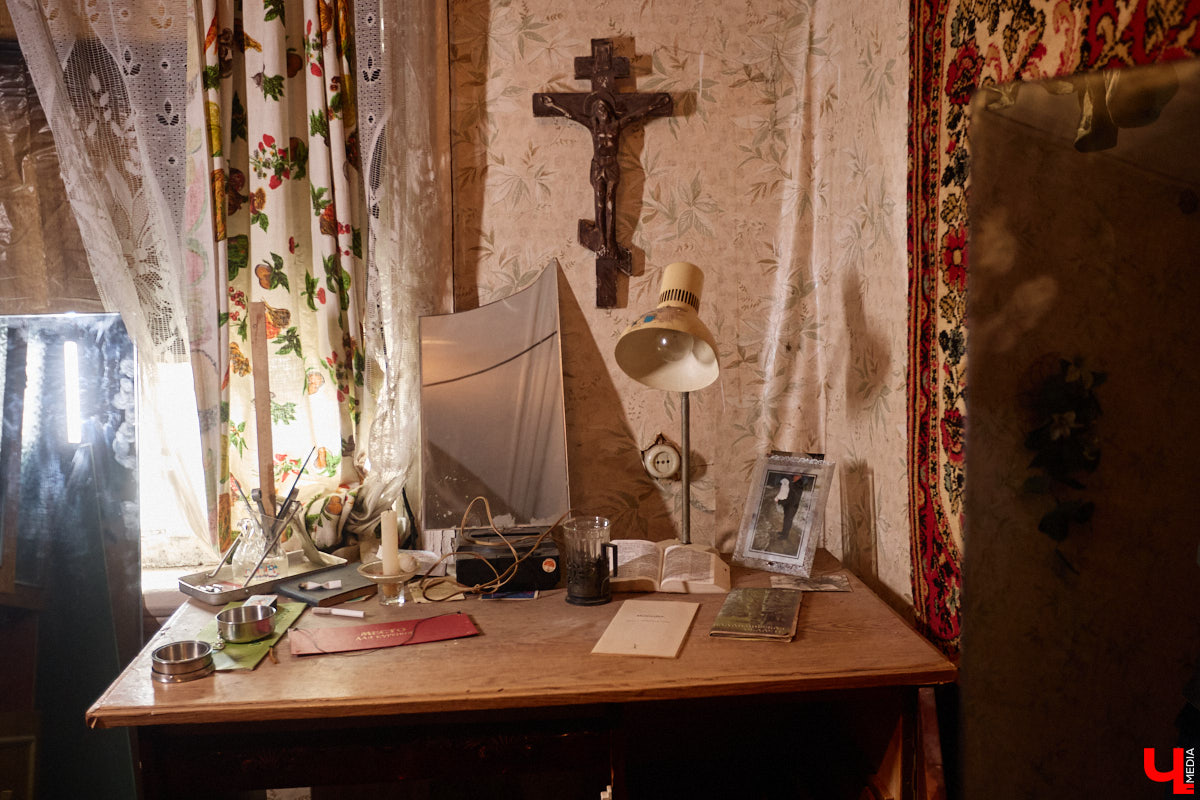 Заброшенный дом в историческом центре Владимира стал местом для смелого сценического эксперимента. Студия современного театра «Ромашка» поставила в квартире, где 20 лет никто не живет, спектакль «Ерофеевские зарисовки» и готовится еще удивить зрителей. При этом старые вещи ребята не выбросили, а использовали в постановке. «Ключ-Медиа» пригласили в помещение, где можно организовать сталк по заброшкам, но там играют актеры.