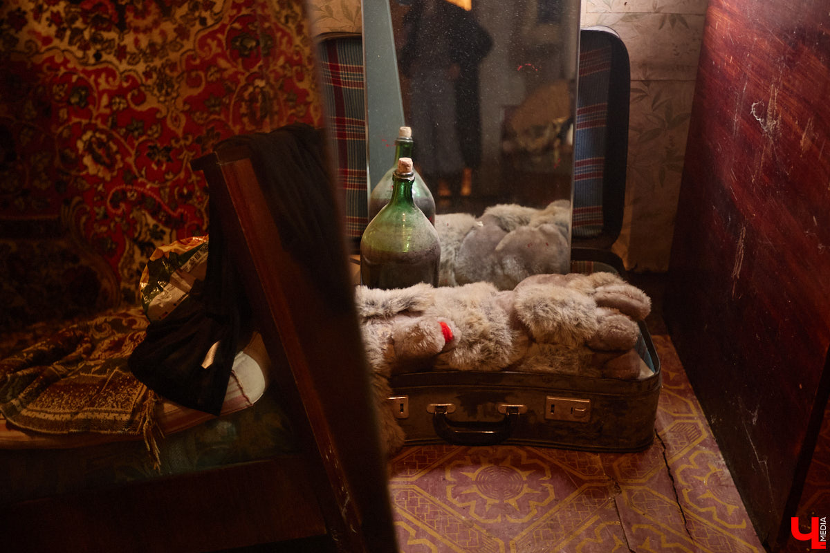 Заброшенный дом в историческом центре Владимира стал местом для смелого сценического эксперимента. Студия современного театра «Ромашка» поставила в квартире, где 20 лет никто не живет, спектакль «Ерофеевские зарисовки» и готовится еще удивить зрителей. При этом старые вещи ребята не выбросили, а использовали в постановке. «Ключ-Медиа» пригласили в помещение, где можно организовать сталк по заброшкам, но там играют актеры.