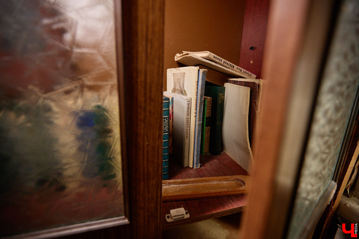 Заброшенный дом в историческом центре Владимира стал местом для смелого сценического эксперимента. Студия современного театра «Ромашка» поставила в квартире, где 20 лет никто не живет, спектакль «Ерофеевские зарисовки» и готовится еще удивить зрителей. При этом старые вещи ребята не выбросили, а использовали в постановке. «Ключ-Медиа» пригласили в помещение, где можно организовать сталк по заброшкам, но там играют актеры.