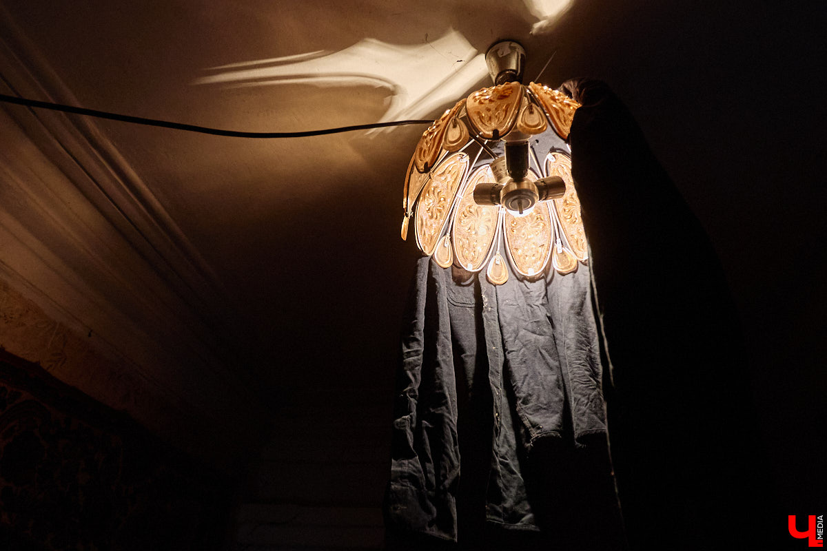 Заброшенный дом в историческом центре Владимира стал местом для смелого сценического эксперимента. Студия современного театра «Ромашка» поставила в квартире, где 20 лет никто не живет, спектакль «Ерофеевские зарисовки» и готовится еще удивить зрителей. При этом старые вещи ребята не выбросили, а использовали в постановке. «Ключ-Медиа» пригласили в помещение, где можно организовать сталк по заброшкам, но там играют актеры.