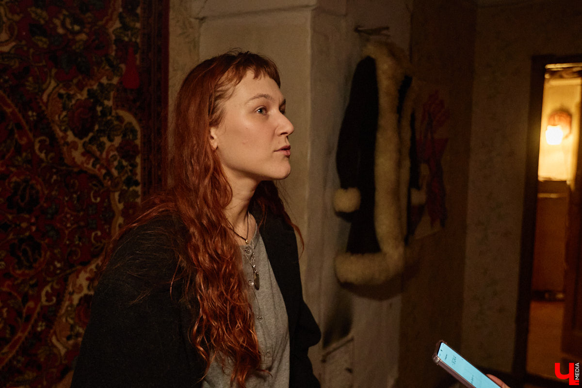 Заброшенный дом в историческом центре Владимира стал местом для смелого сценического эксперимента. Студия современного театра «Ромашка» поставила в квартире, где 20 лет никто не живет, спектакль «Ерофеевские зарисовки» и готовится еще удивить зрителей. При этом старые вещи ребята не выбросили, а использовали в постановке. «Ключ-Медиа» пригласили в помещение, где можно организовать сталк по заброшкам, но там играют актеры.