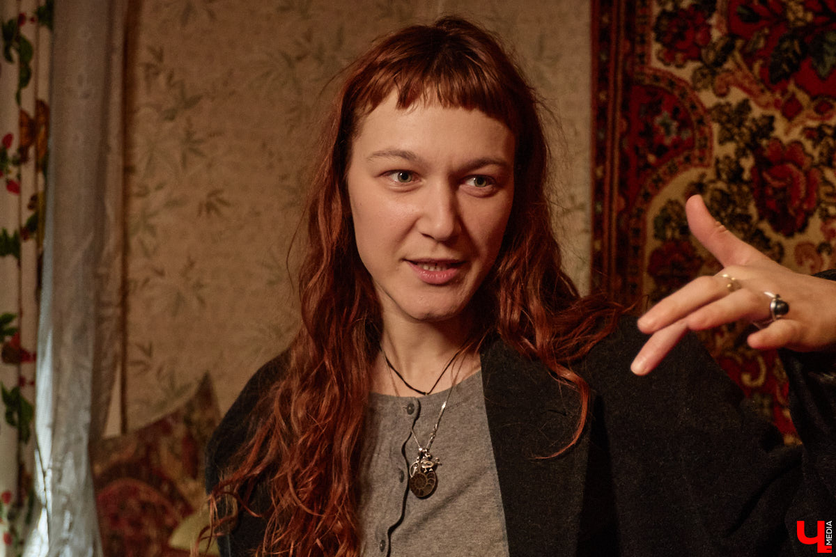 Заброшенный дом в историческом центре Владимира стал местом для смелого сценического эксперимента. Студия современного театра «Ромашка» поставила в квартире, где 20 лет никто не живет, спектакль «Ерофеевские зарисовки» и готовится еще удивить зрителей. При этом старые вещи ребята не выбросили, а использовали в постановке. «Ключ-Медиа» пригласили в помещение, где можно организовать сталк по заброшкам, но там играют актеры.