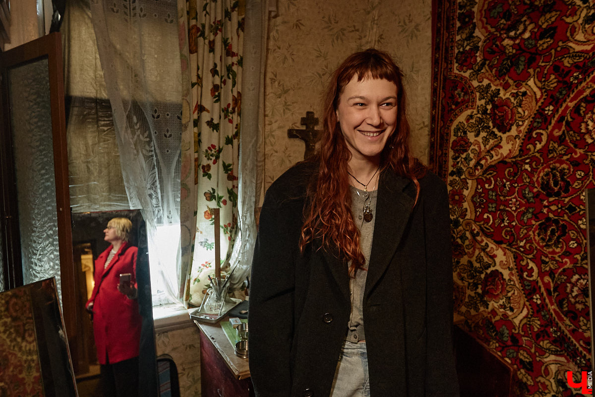 Заброшенный дом в историческом центре Владимира стал местом для смелого сценического эксперимента. Студия современного театра «Ромашка» поставила в квартире, где 20 лет никто не живет, спектакль «Ерофеевские зарисовки» и готовится еще удивить зрителей. При этом старые вещи ребята не выбросили, а использовали в постановке. «Ключ-Медиа» пригласили в помещение, где можно организовать сталк по заброшкам, но там играют актеры.