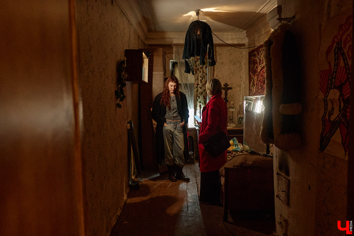 Заброшенный дом в историческом центре Владимира стал местом для смелого сценического эксперимента. Студия современного театра «Ромашка» поставила в квартире, где 20 лет никто не живет, спектакль «Ерофеевские зарисовки» и готовится еще удивить зрителей. При этом старые вещи ребята не выбросили, а использовали в постановке. «Ключ-Медиа» пригласили в помещение, где можно организовать сталк по заброшкам, но там играют актеры.