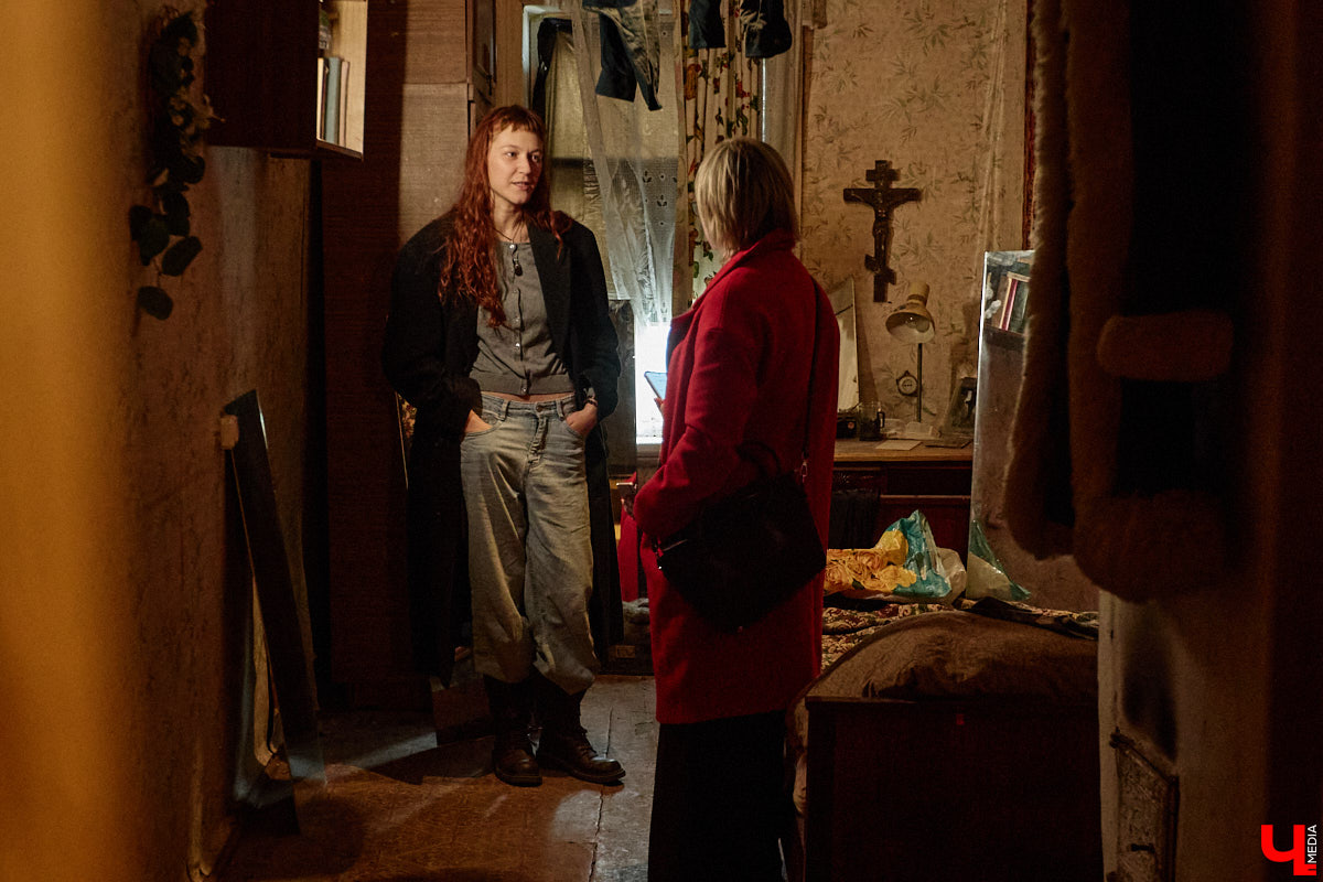 Заброшенный дом в историческом центре Владимира стал местом для смелого сценического эксперимента. Студия современного театра «Ромашка» поставила в квартире, где 20 лет никто не живет, спектакль «Ерофеевские зарисовки» и готовится еще удивить зрителей. При этом старые вещи ребята не выбросили, а использовали в постановке. «Ключ-Медиа» пригласили в помещение, где можно организовать сталк по заброшкам, но там играют актеры.