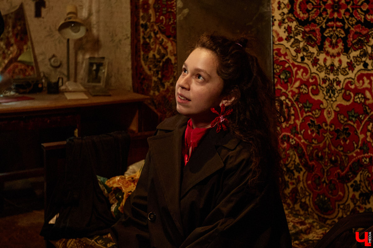 Заброшенный дом в историческом центре Владимира стал местом для смелого сценического эксперимента. Студия современного театра «Ромашка» поставила в квартире, где 20 лет никто не живет, спектакль «Ерофеевские зарисовки» и готовится еще удивить зрителей. При этом старые вещи ребята не выбросили, а использовали в постановке. «Ключ-Медиа» пригласили в помещение, где можно организовать сталк по заброшкам, но там играют актеры.