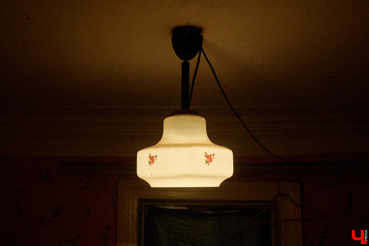 Заброшенный дом в историческом центре Владимира стал местом для смелого сценического эксперимента. Студия современного театра «Ромашка» поставила в квартире, где 20 лет никто не живет, спектакль «Ерофеевские зарисовки» и готовится еще удивить зрителей. При этом старые вещи ребята не выбросили, а использовали в постановке. «Ключ-Медиа» пригласили в помещение, где можно организовать сталк по заброшкам, но там играют актеры.