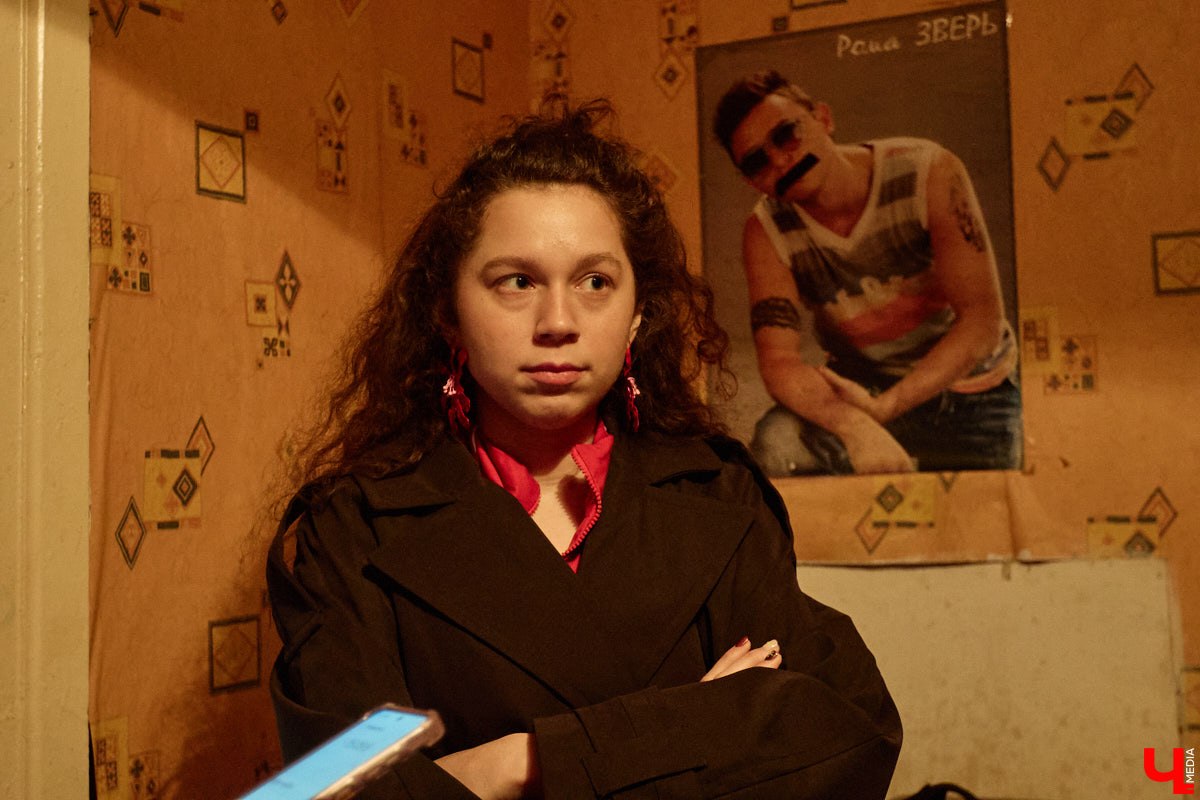 Заброшенный дом в историческом центре Владимира стал местом для смелого сценического эксперимента. Студия современного театра «Ромашка» поставила в квартире, где 20 лет никто не живет, спектакль «Ерофеевские зарисовки» и готовится еще удивить зрителей. При этом старые вещи ребята не выбросили, а использовали в постановке. «Ключ-Медиа» пригласили в помещение, где можно организовать сталк по заброшкам, но там играют актеры.