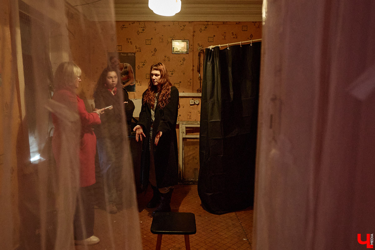 Заброшенный дом в историческом центре Владимира стал местом для смелого сценического эксперимента. Студия современного театра «Ромашка» поставила в квартире, где 20 лет никто не живет, спектакль «Ерофеевские зарисовки» и готовится еще удивить зрителей. При этом старые вещи ребята не выбросили, а использовали в постановке. «Ключ-Медиа» пригласили в помещение, где можно организовать сталк по заброшкам, но там играют актеры.