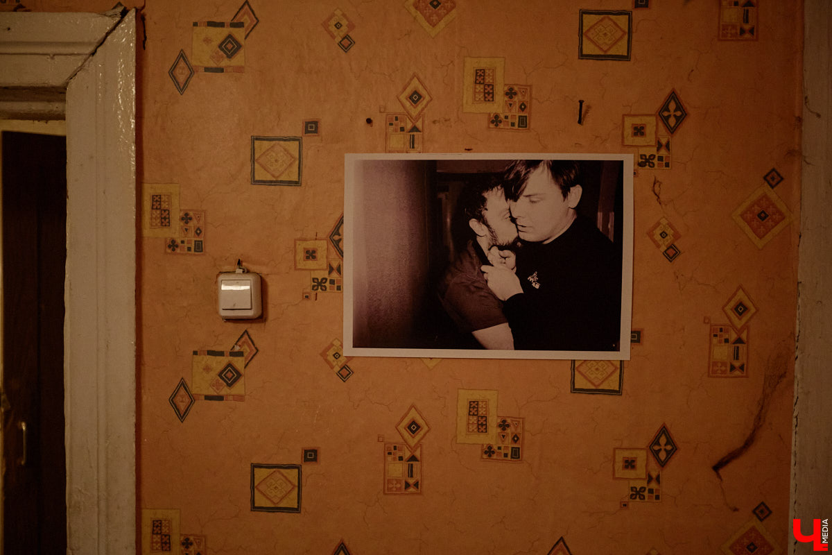 Заброшенный дом в историческом центре Владимира стал местом для смелого сценического эксперимента. Студия современного театра «Ромашка» поставила в квартире, где 20 лет никто не живет, спектакль «Ерофеевские зарисовки» и готовится еще удивить зрителей. При этом старые вещи ребята не выбросили, а использовали в постановке. «Ключ-Медиа» пригласили в помещение, где можно организовать сталк по заброшкам, но там играют актеры.