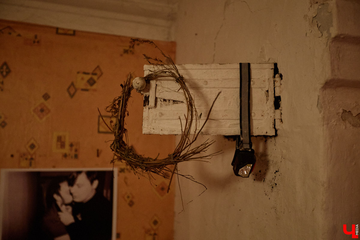 Заброшенный дом в историческом центре Владимира стал местом для смелого сценического эксперимента. Студия современного театра «Ромашка» поставила в квартире, где 20 лет никто не живет, спектакль «Ерофеевские зарисовки» и готовится еще удивить зрителей. При этом старые вещи ребята не выбросили, а использовали в постановке. «Ключ-Медиа» пригласили в помещение, где можно организовать сталк по заброшкам, но там играют актеры.