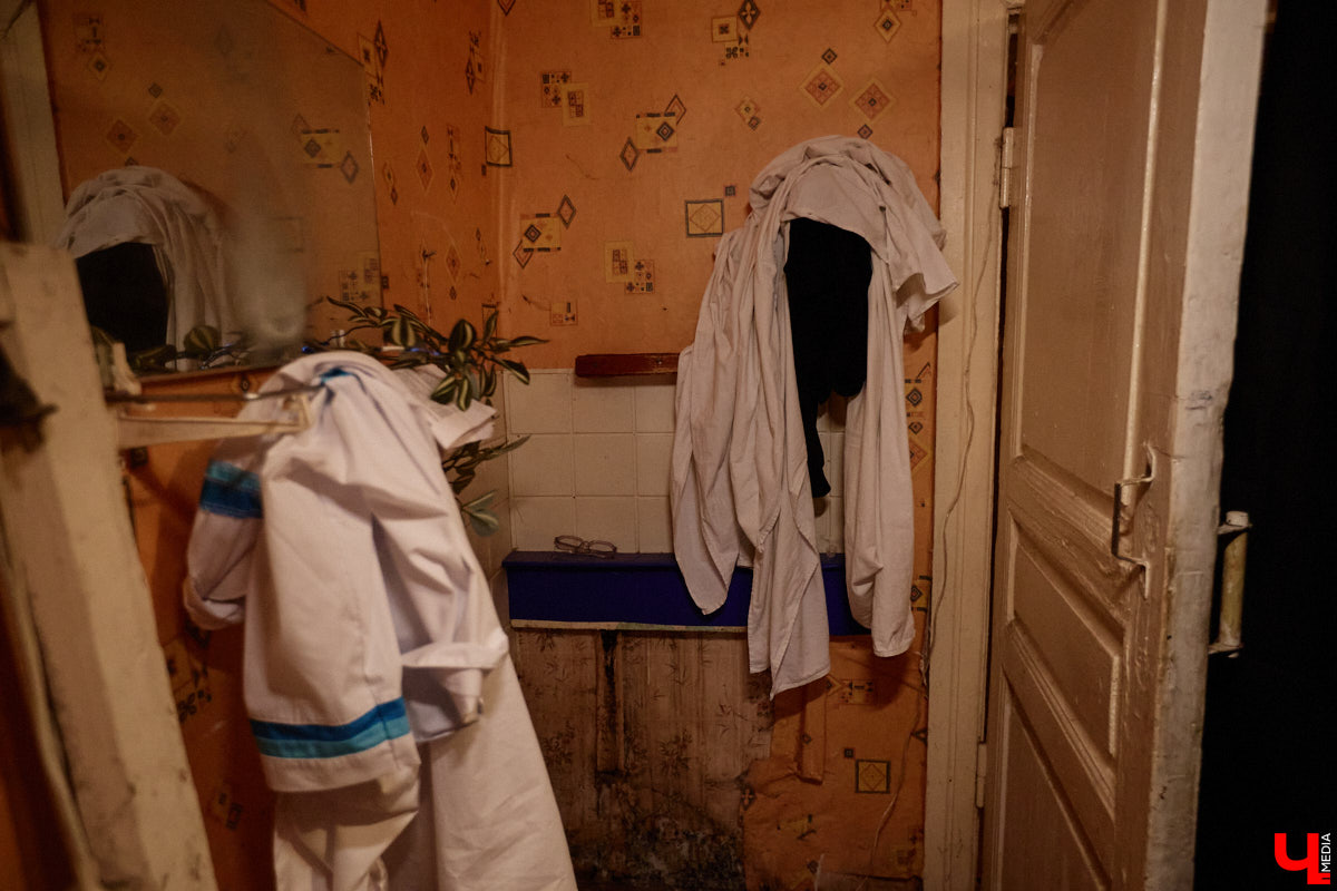 Заброшенный дом в историческом центре Владимира стал местом для смелого сценического эксперимента. Студия современного театра «Ромашка» поставила в квартире, где 20 лет никто не живет, спектакль «Ерофеевские зарисовки» и готовится еще удивить зрителей. При этом старые вещи ребята не выбросили, а использовали в постановке. «Ключ-Медиа» пригласили в помещение, где можно организовать сталк по заброшкам, но там играют актеры.