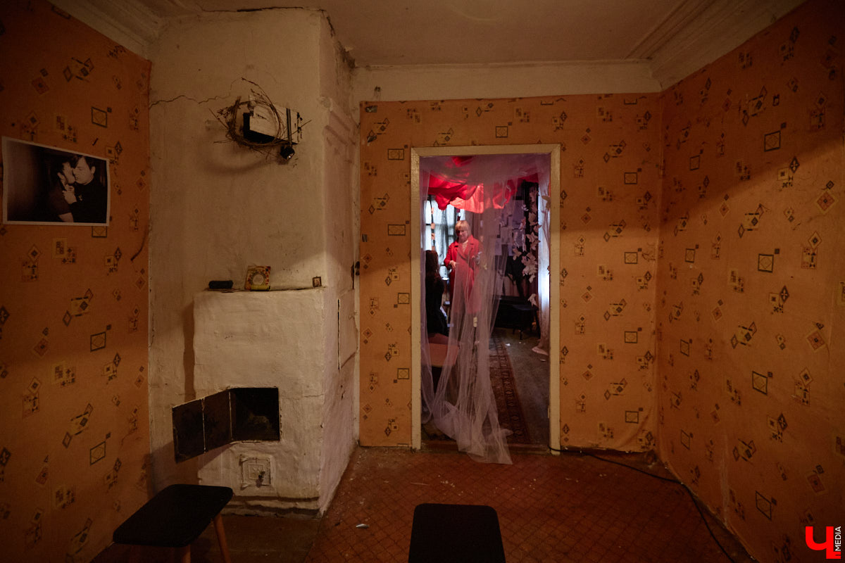 Заброшенный дом в историческом центре Владимира стал местом для смелого сценического эксперимента. Студия современного театра «Ромашка» поставила в квартире, где 20 лет никто не живет, спектакль «Ерофеевские зарисовки» и готовится еще удивить зрителей. При этом старые вещи ребята не выбросили, а использовали в постановке. «Ключ-Медиа» пригласили в помещение, где можно организовать сталк по заброшкам, но там играют актеры.