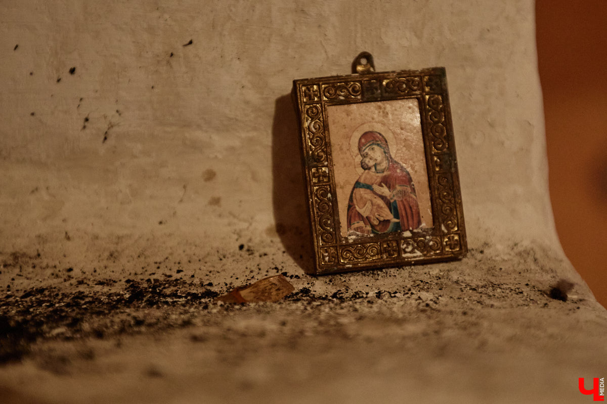 Заброшенный дом в историческом центре Владимира стал местом для смелого сценического эксперимента. Студия современного театра «Ромашка» поставила в квартире, где 20 лет никто не живет, спектакль «Ерофеевские зарисовки» и готовится еще удивить зрителей. При этом старые вещи ребята не выбросили, а использовали в постановке. «Ключ-Медиа» пригласили в помещение, где можно организовать сталк по заброшкам, но там играют актеры.